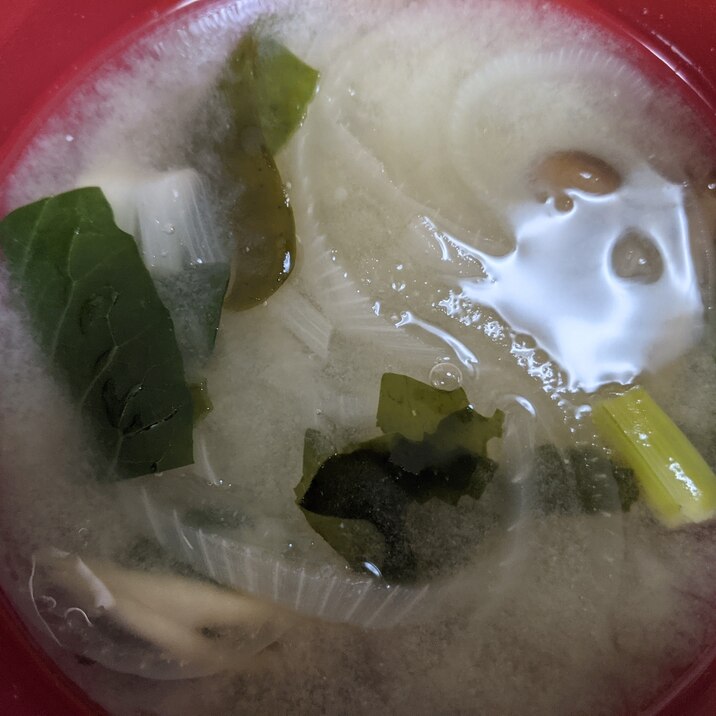 小松菜しめじ玉ねぎワカメのみそ汁